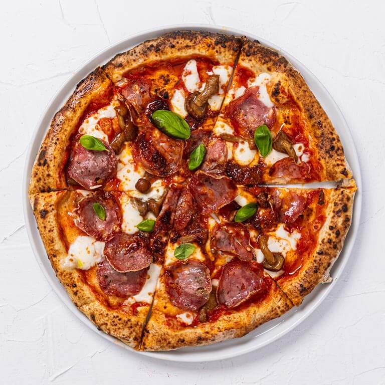 Diavola pizza med salami piccante och chili
