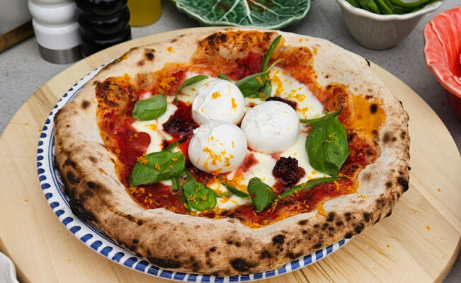 Nduja pizza med nduja-korv och burrata