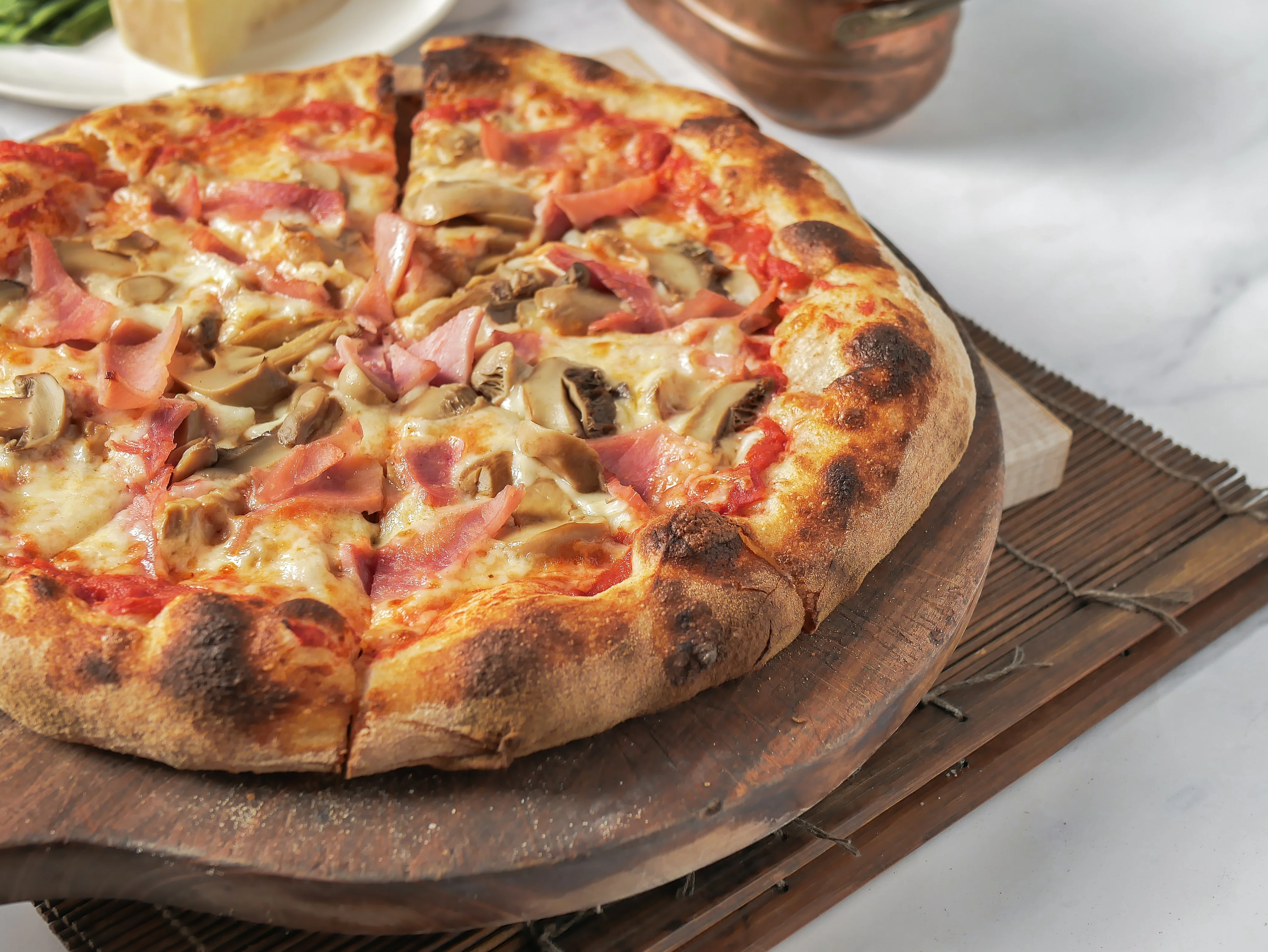 Prosciutto e Funghi pizza med skinka och svamp